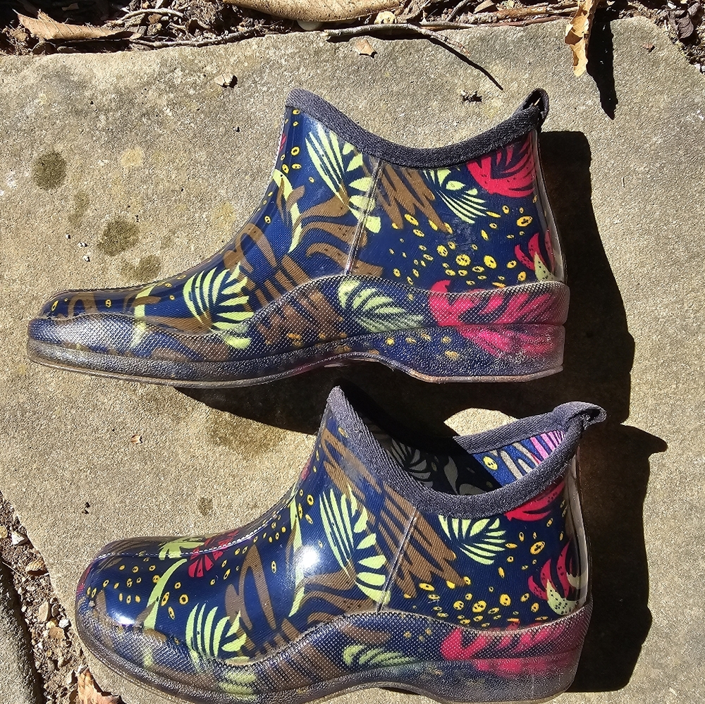 Aresgo Women's Waterproof Garden Boots